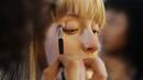 Model saat dirias wajahnya di belakang panggung sebelum tampil membawakan busana koleksi Beira selama Sao Paulo Fashion Week di Sao Paulo, Brasil (16/10/2019). SPFW ke-48 akan berlangsung hingga 18 Oktober.  (AP Photo / Nelson Antoine)