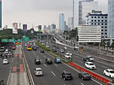 Sejumlah kendaraan melintasi jalan protokol di kawasan Mampang, Jakarta, Kamis (5/5). Libur panjang libur nasional dan cuti bersama 5 sampai 8 Mei membuat sejumlah ruas di Jakarta terpantau lengang. (Liputan6.com/Immanuel Antonius)