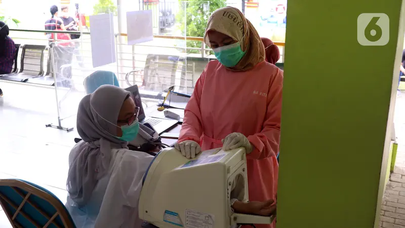 FOTO: Tenaga Kesehatan di Tangerang Selatan Mulai Disuntik Vaksin COVID-19