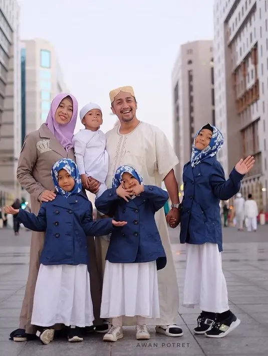 Bukan hanya di Indonesia, Irfan Hakim dan istrinya, Della Sabrina Indah Putri, selalu kompak bersama buah hati mereka. Terlihat juga saat mereka menjalani ibadah umroh baru-baru ini. (Instagram/irfanhakim75)
