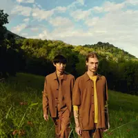 ZEGNA meluncurkan kampanye kasmir Oasi baru untuk musim semi 2023. Kampanye tersebut menghadirkan koleksi pakaian musim semi baru dan sepatu kets Triple Stitch.