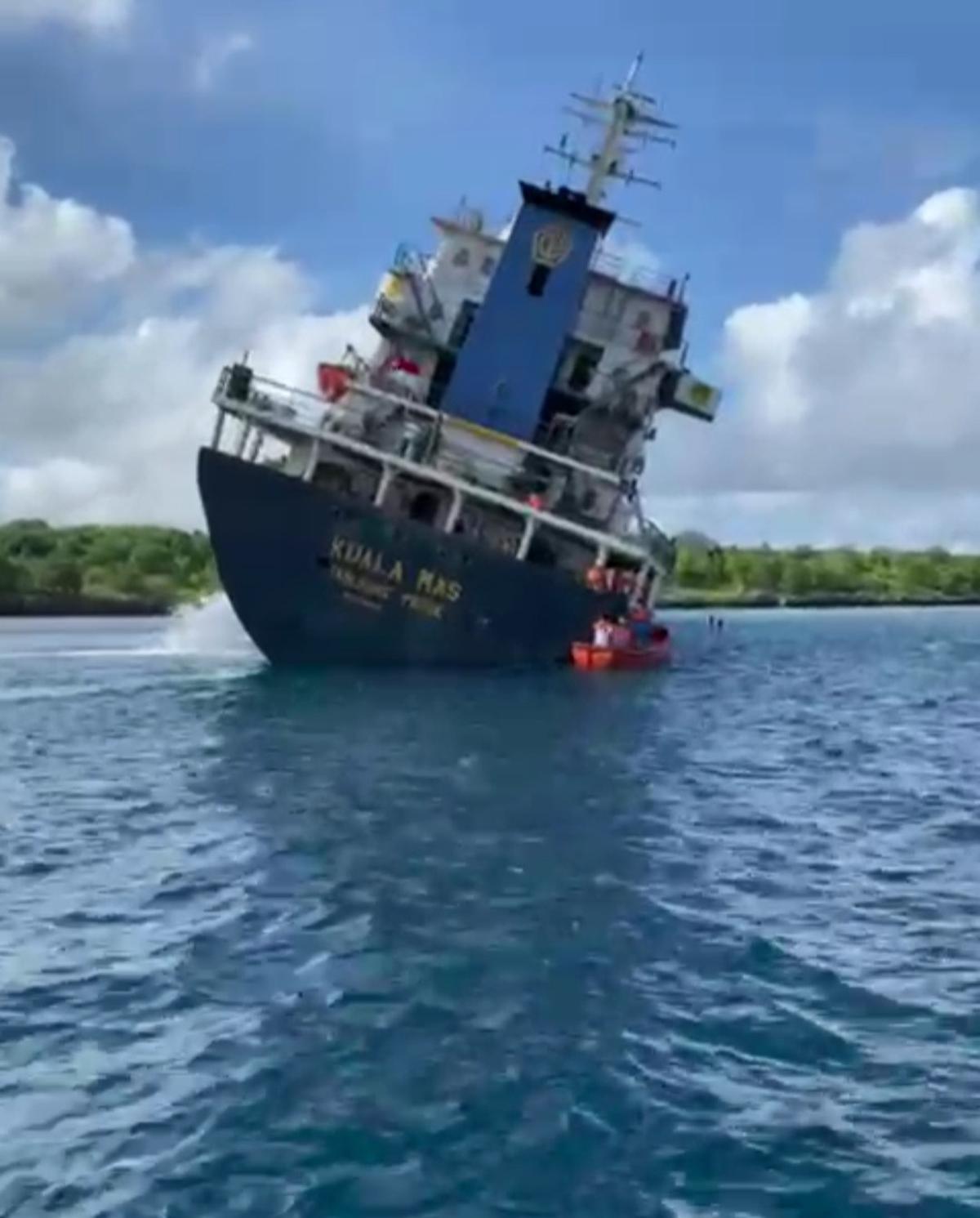kapal kargo tenggelam di kupang