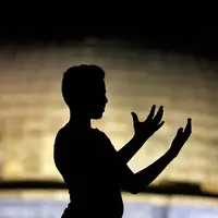 Muslim Palestina memanjatkan doa sambil menunggu Lailatul Qadar di luar Dome of the Rock, kompleks masjid Al-Aqsa di Kota Tua Yerusalem, Senin (11/6). Umat Islam menanti malam lailatul qadar pada sepuluh hari terakhir Ramadan. (AFP/AHMAD GHARABLI)