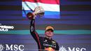 Pembalap Red Bull Racing, Max Verstappen mengangkat trofi saat podium dalam Formula 1 GP Sao Paulo di Interlagos, Sao Paulo, Brasil, Minggu (09/11/2025). (AP Photo/Ettore Chiereguini)