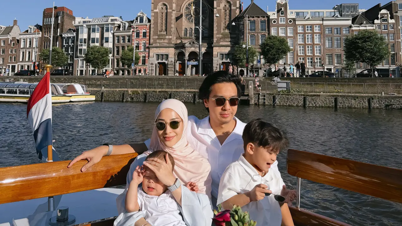 Pesona Adem Nikita Willy di Tengah Gelombang Panas Eropa, Tampil Anggun Berhijab di Amsterdam