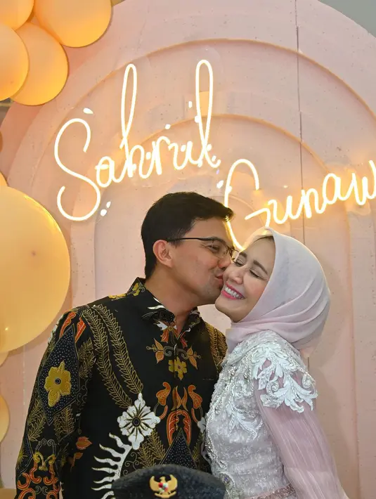 Setelah beberapa tahun sendiri, tahun ini bintang sinetron Jin dan Jun itu merayakan ulang tahun bersama suami tercinta. Seperti diketahui, pria tiga orang anak itu menikah lagi dengan Dine Mutiara setelah tujuh tahun menduda. [Instagram/dine.pearl]