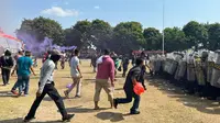 Simulasi kerusuhan Pemilihan Umum, Bentrok Warga dengan Polisi 1 Wartawan Jadi Korban (Dewi Divianta/Liputan6.com)