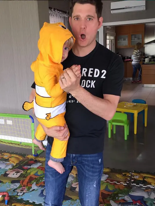 Di sisi lain, seorang produser Buble, David Foster menyiarkan bahwa Buble tidak akan menerima tawaran bernyanyi sampai anaknya benar-benar pulih dari sakitnya. (Instagram/michaelbuble)