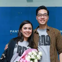 Demi memberikan perhatian pada sang istri, Karenanya pasangan ini pun menjadi pasangan 'cupu' (cuting pulang). (Galih W. Satria/Bintang.com)