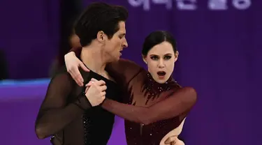 Tessa Virtue dari Kanada bersama pasangannnya Scott Moir bersaing dalam tarian bebas es skating pada Olimpiade Musim Dingin Pyeongchang 2018 di Gangneung Ice Arena di Gangneung (20/2). (AFP Photo/Aris Messinis)