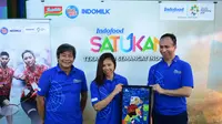 Greysia Polii menerima simbolis bentuk dukungan masyarakat kepada seluruh tim nasional melalui foto diri yang diupload melalui www.indofoodsatukan.com dari Fierman Authar, Head of Consumer Engagement Corporate Marketing PT Indofood CBP Sukses Makmur Tbk.