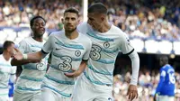 Jorginho (tengah) merayakan golnya ke gawang Everton melalui eksekusi penalti pada laga pekan pertama Liga Inggris 2022/2023 di Goodison Park, Sabtu (6/8/2022) malam WIB. Chelsea menang tipis 1-0. (AP Photo/Jon Super)