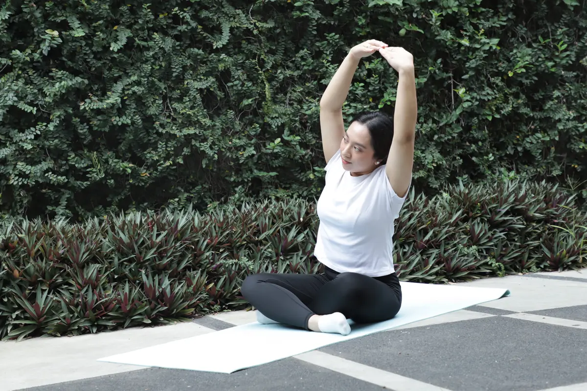 wanita januari stretching