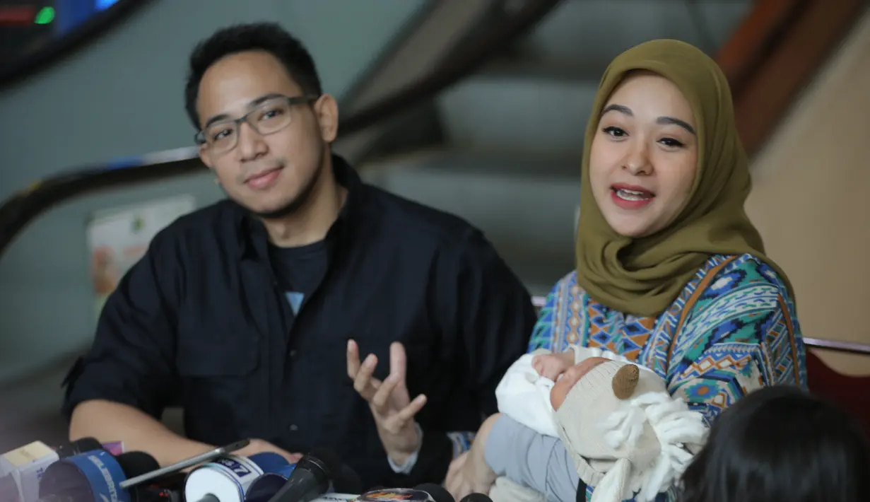 "Nah kenapa jadi Arkandra karena tiba-tiba Khanza entah gimana suatu pagi bilang, Bu, Ayah nama adiknya Kandra aja ya. Nggak tahu dari mana yaudah akhirnya kita sambungin jadi Arkandra," imbuh Riphat. (Nurwahyunan/Bintang.com)