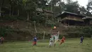 Foto yang diambil pada 20 Desember 2015 memperlihatkan sejumlah anak bermain sepak bola di Desa Bone-Bone, Enrekang, Sulawesi Selatan. Sejak Tahun 2000, desa Bone-Bone dinyatakan sebagai desa pertama di dunia yang bebas dari asap rokok. (Cening Unru/AFP)