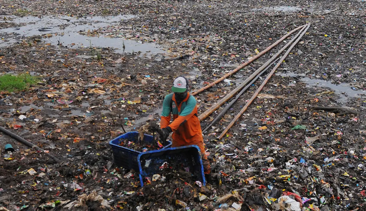 <p>Sampah-sampah yang didominasi bungkus makanan dan minuman plastik ini tampak seperti lautan. (merdeka.com/imam buhori)</p>