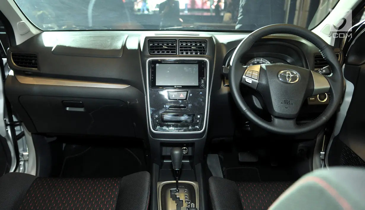 Desain interior New Toyota Veloz saat diluncurkan di Jakarta, Selasa (15/1). New Avanza dan Veloz produksi 2019 merupakan model facelift. Mobil ini mengalami perubahan mencolok di bagian depan agar lebih stylish dan modern. (Merdeka.com/Iqbal S. Nugroho)