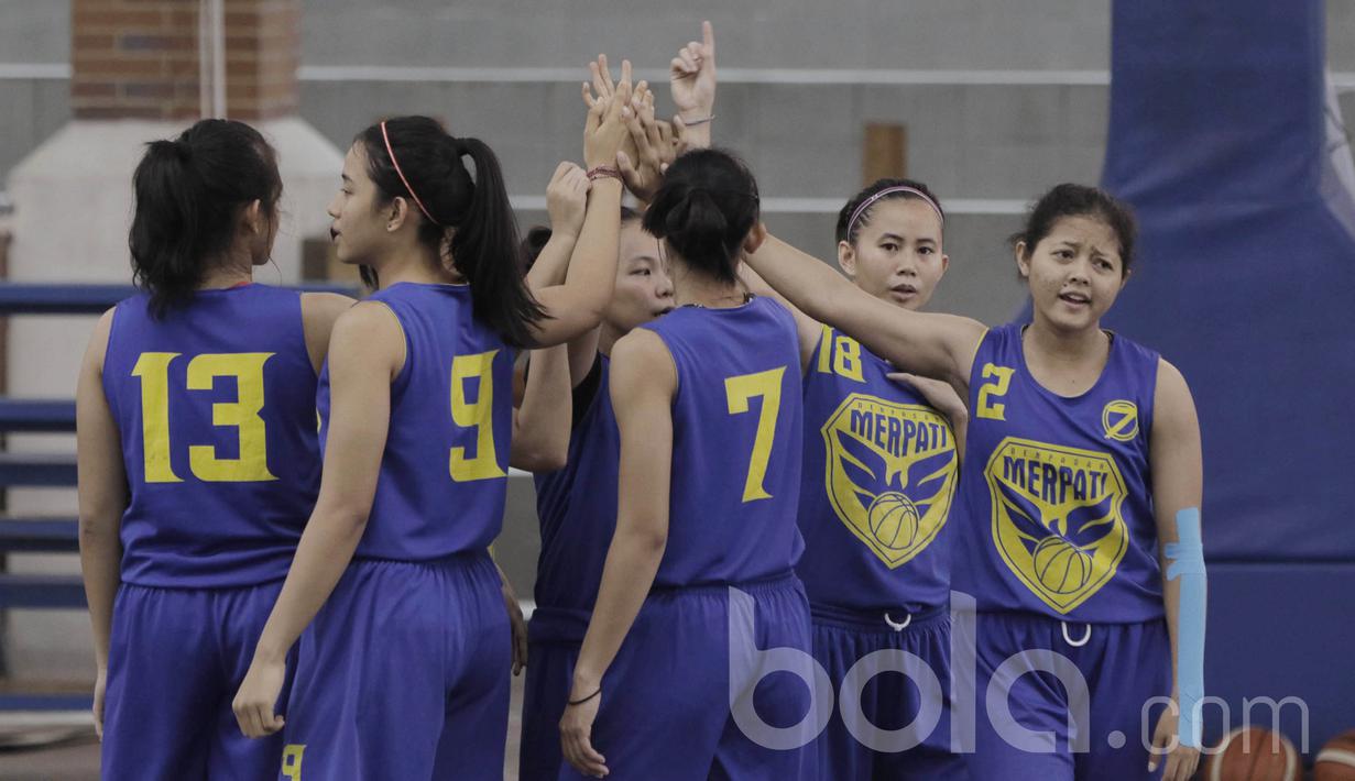  Para pebasket Merpati Bali melakukan tos usai mengalahkan UPH pada laga uji coba. Tenaga Baru Perbasi Open Tournament merupakan pertandingan yang digelar untuk menutupi kekosongan kompetisi setelah WIBL tak bergulir. (Bola.com/M Iqbal Ichsan)