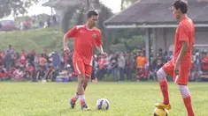 Persija menggelar latihan perdana di Lapangan POR Sawangan, Jawa Barat, Rabu (17/2/2016)WIB. Latihan ini guna untuk mempersiapkan fisik jelang dua turnamen yang akan diikuti Persija Jakarta.