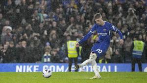 Pemain Chelsea, Cole Palmer, mencetak gol penalti ke gawang Manchester United pada laga pekan ke-31 Liga Inggris di Stadion Stamford Bridge, Jumat (5/4/2024). (AP Photo/Kin Cheung)