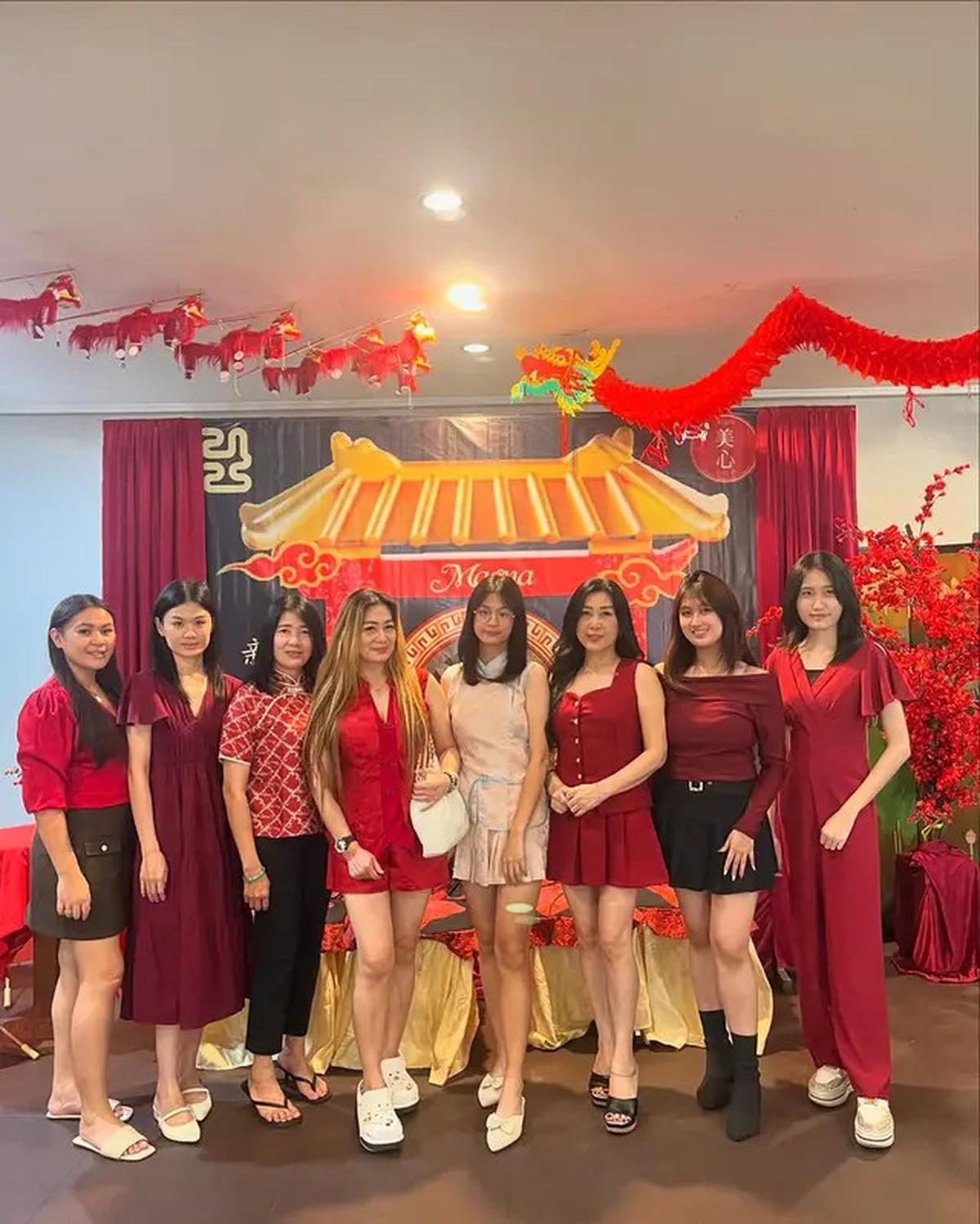 6 Potret Julie Tan Ibunda Larissa Chou Rayakan Imlek, Awet MudaGendongCucu