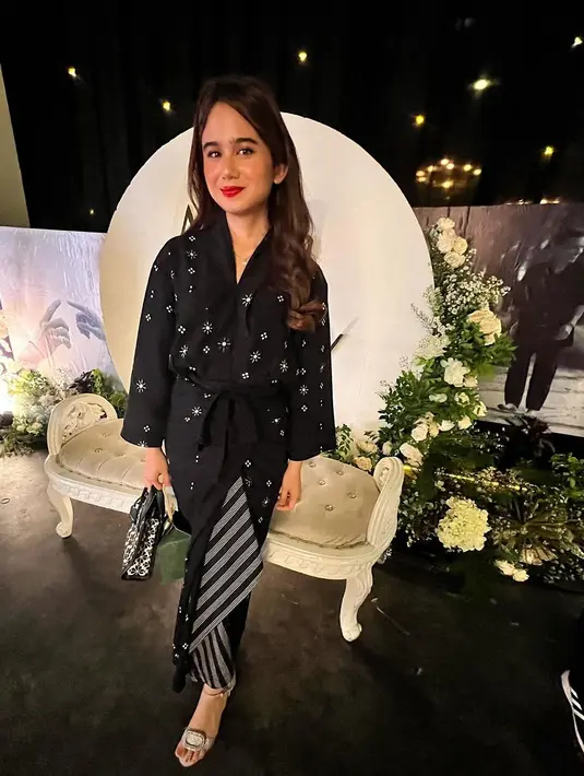 Tissa Biani menata rambut panjangnya dengan gaya curly untuk lengkapi tampilan simple-nya [@tissabiani]