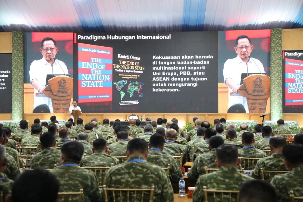 Mendagri Tito Karnavian saat menyampaikan pengarahan pada acara Apel Komandan Satuan TNI Tahun 2026 di Universitas Pertahanan