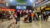 Bandung-Pemudik yang turun di Stasiun Bandung, Minggu, 14 April 2024. (sumber foto: Humas PTKAI Daop 2 Bandung)