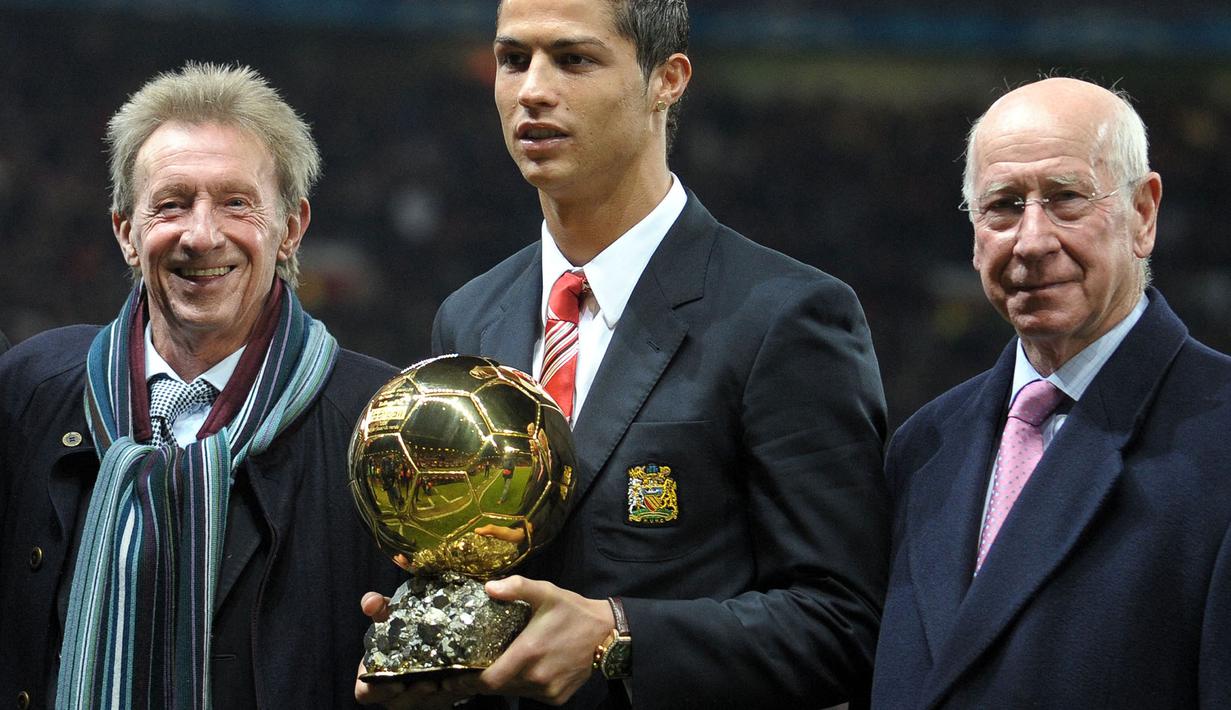 Legenda Manchester United, Denis Law (kiri) pernah meraih Ballon d'Or di tahun 1964. Pemain Skotlandia ini mampu tampil gemilang pada musim itu dengan mengoleksi 41 gol dari 39 laga di semua ajang. Ia juga dinobatkan sebagai top scorer ketiga sepanjang masa bagi Setan Merah. (Foto: AFP/Andrew Yates)