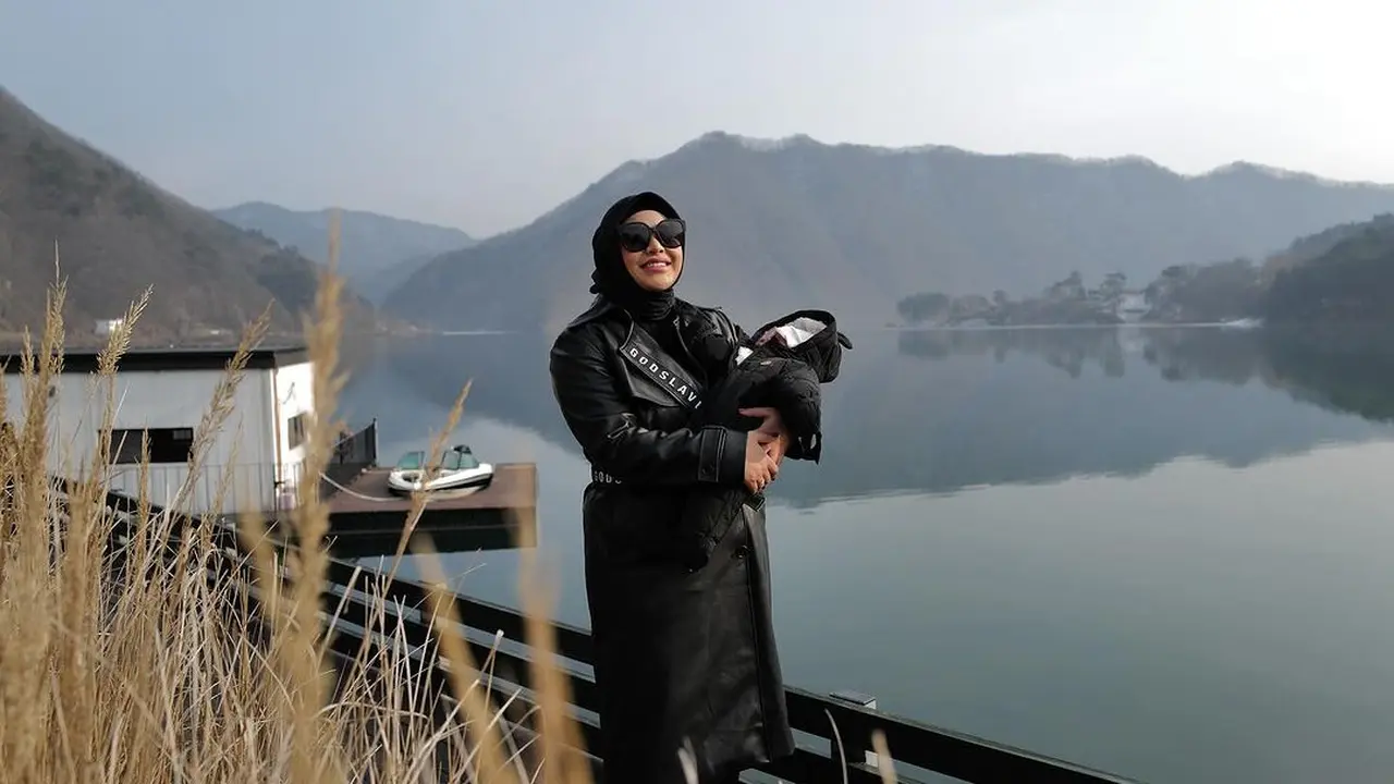 8 Potret Gaya Liburan Musim Dingin Aurel Hermansyah di Korea Selatan, Tampil Stylish dengan Coat