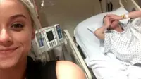 Wanita Ini Selfie di Tengah Proses Persalinan Sang Adik