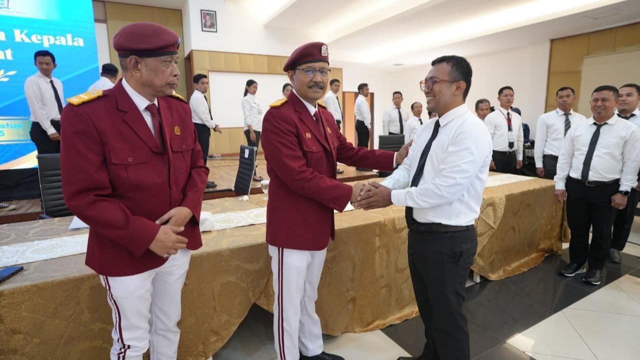 Mensos Gus Ipul Kenalkan Seragam Almamater Sekolah Rakyat