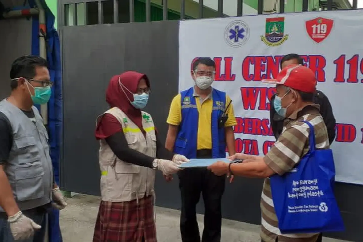 Pasien Covid-19 Sembuh Usai Menjalani Isolasi Mandiri Di Kota Cilegon, Banten. (Minggu, 01/11/2020). (Yandhi Deslatama/Liputan6.com)