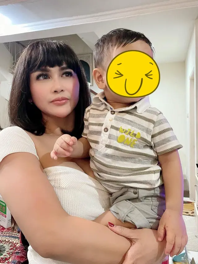 6 Potret Bebizie Dandan Mirip Vanessa Angel, Sampai Dipanggil 'Mami' oleh Gala Sky