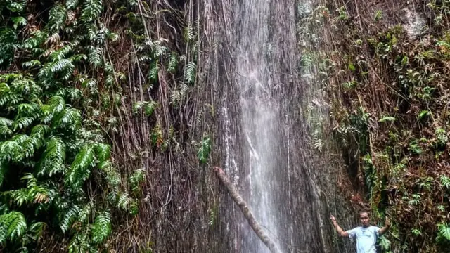 Air terjun di Pulau Damar, tak jauh dari Gunung Wurlali @yogi_issigie