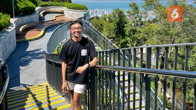 <p>Rajul Zakiyy, seorang konten kreator asal Indonesia, tetap menunjukkan antusiasme yang tinggi saat kembali mengunjungi salah satu destinasi wisata ikonik di Pulau Penang, Malaysia (Dok. Liputan6.com/Teddy Tri Setio Berty).</p>