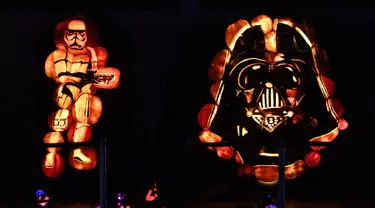 Kreasi seni berwujud tokoh Star Wars yang dibuat dari labu pada perayaan malam Festival Halloween di Los Angeles, California (16/10). Perayaan ini juga dikenal dengan sebutan Allhalloween, All Hallows' Eve, atau All Saints' Eve. (AFP/Mark Ralston)