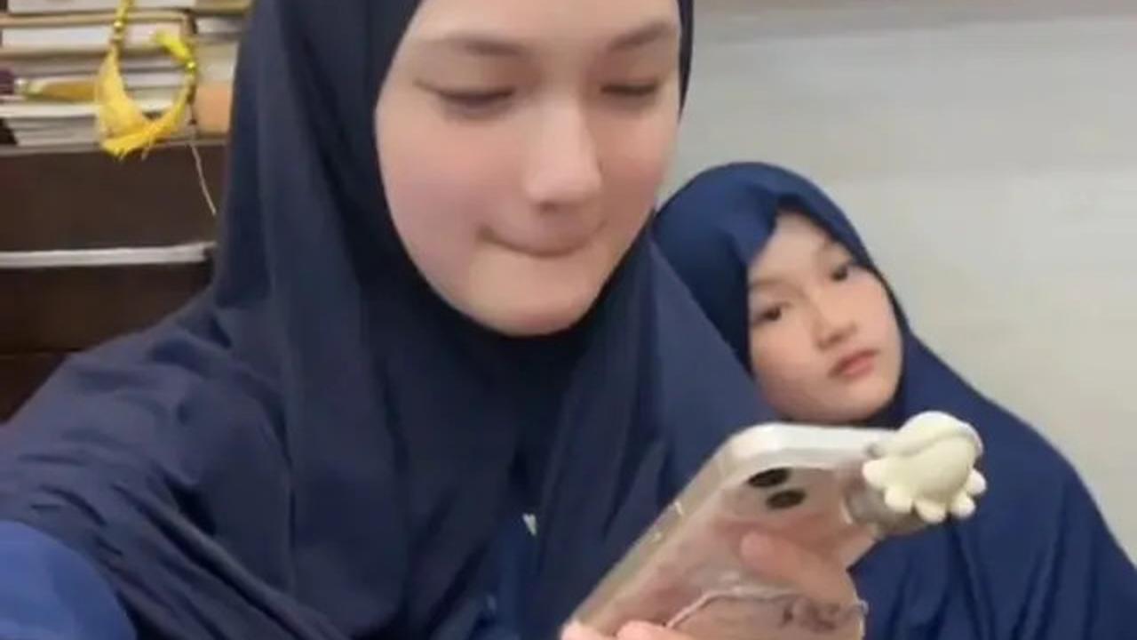 6 Potret Shakeela Eleanor Anak Ussy Sulistiawaty Berhijab, Jarang Tersorot