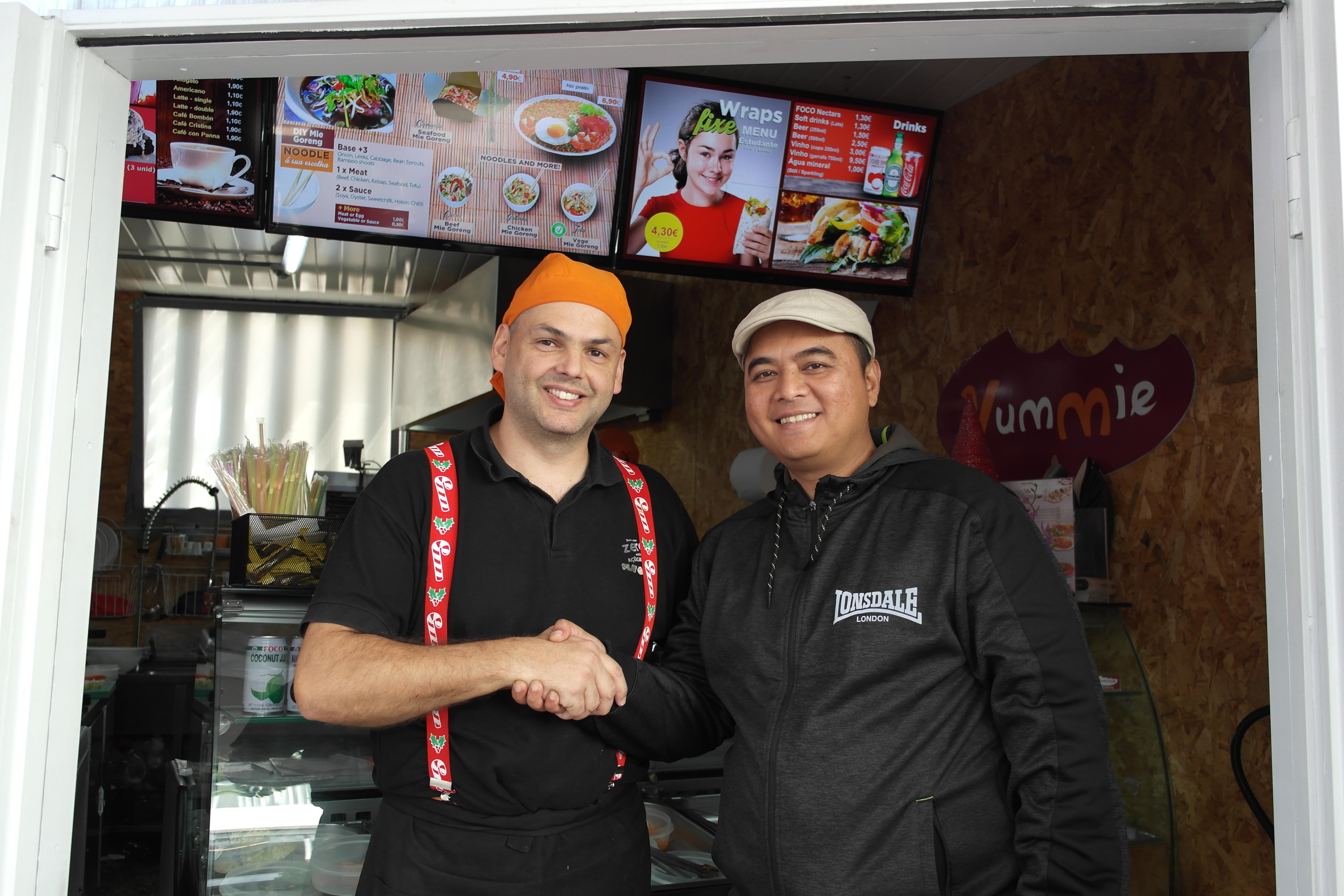 Pemilik sekaligus koki Resto Yummie, Jon Marcelo, berfoto dengan Bola.com. (Bola.com/istimewa).