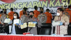 Kapolri Jenderal Polisi Listyo Sigit Prabowo bersama Menkeu Sri Mulyani dan Kepala BNN RI Komjen Pol Petrus Golose menunjukkan barang bukti saat konferensi pers pengungkapan kasus peredaran narkotika sabu di Lapangan Bhayangkara Mabes Polri, Jakarta, Rabu (28/4/2021). (Liputan6.com/Faizal Fanani)
