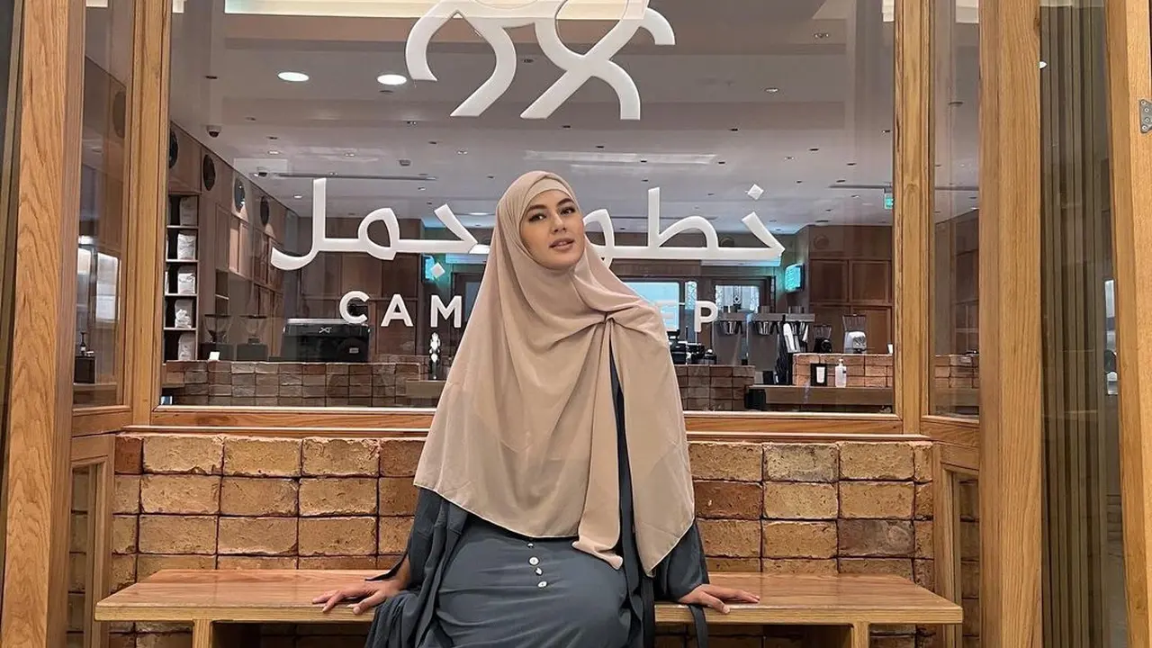 8 Potret Gaya Berhijab Seleb di Tanah Suci, Tissa Biani hingga Syifa Hadju