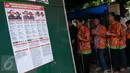 Sejumlah penyandang disabilitas berjalan memasuki TPS 07 Kelurahan Cawang untuk menggunakan hak pilih pada Pilkada Gubernur dan Wakil Gubernur DKI Jakarta Tahun 2017 di Jakarta, Rabu (15/2). (Liputan6.com/Gempur M Surya)