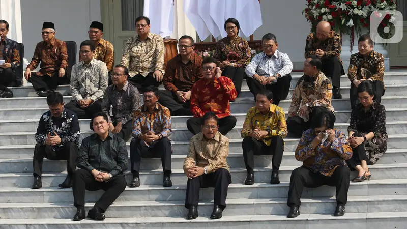 Sambil Lesehan, Jokowi Kenalkan Menteri Kabinet Indonesia Maju