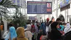 Pemudik masih meramaikan Stasiun Senen pada H+3 Lebaran, Jakarta, Senin (20/7/15). Para pemudik berencana pulang kampung pada H+3 karena tidak mendapatkan tiket sebelum Lebaran. (Liputan6.com/Herman Zakharia)