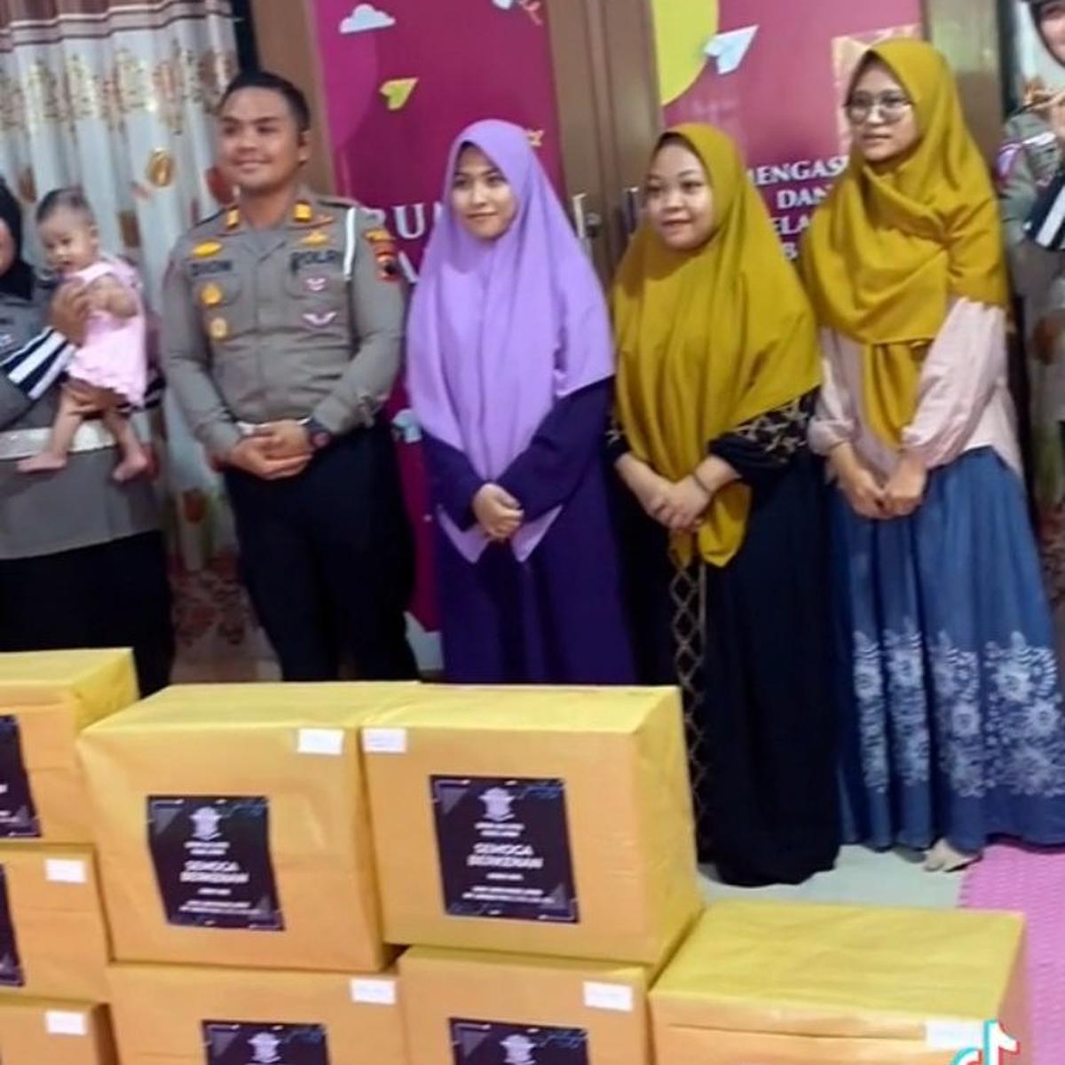 Viral momen polwan kunjungi panti asuhan balita di Semarang, penuh haru.