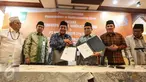 Dirut WIKA Bintang Perbowo (ketiga kiri) dan Ketua Umum PBNU, Said Aqil Siraj  (ketiga kanan) saat Penandatanganan Nota Kesepahaman (MoU) antara PBNU dan PT. Wijaya Karya (Wika) di Gedung PBNU, Jakarta, Jumat (6/1). (Liputan6.com/Faizal Fanani)