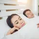 Dengan tidur di jam yang sama dan berani serta jujur dapat meningkatkan kekuatan cinta suami istri, lho, Sahabat FImela! [Dok/freepik.com/jcomp]