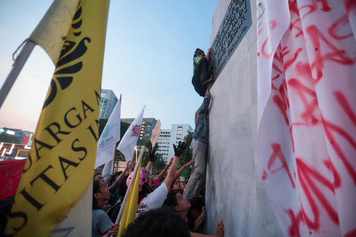 Aliansi Mahasiswa Sadar Panjat Tugu Tani, Bentangkan Spanduk Raksasa