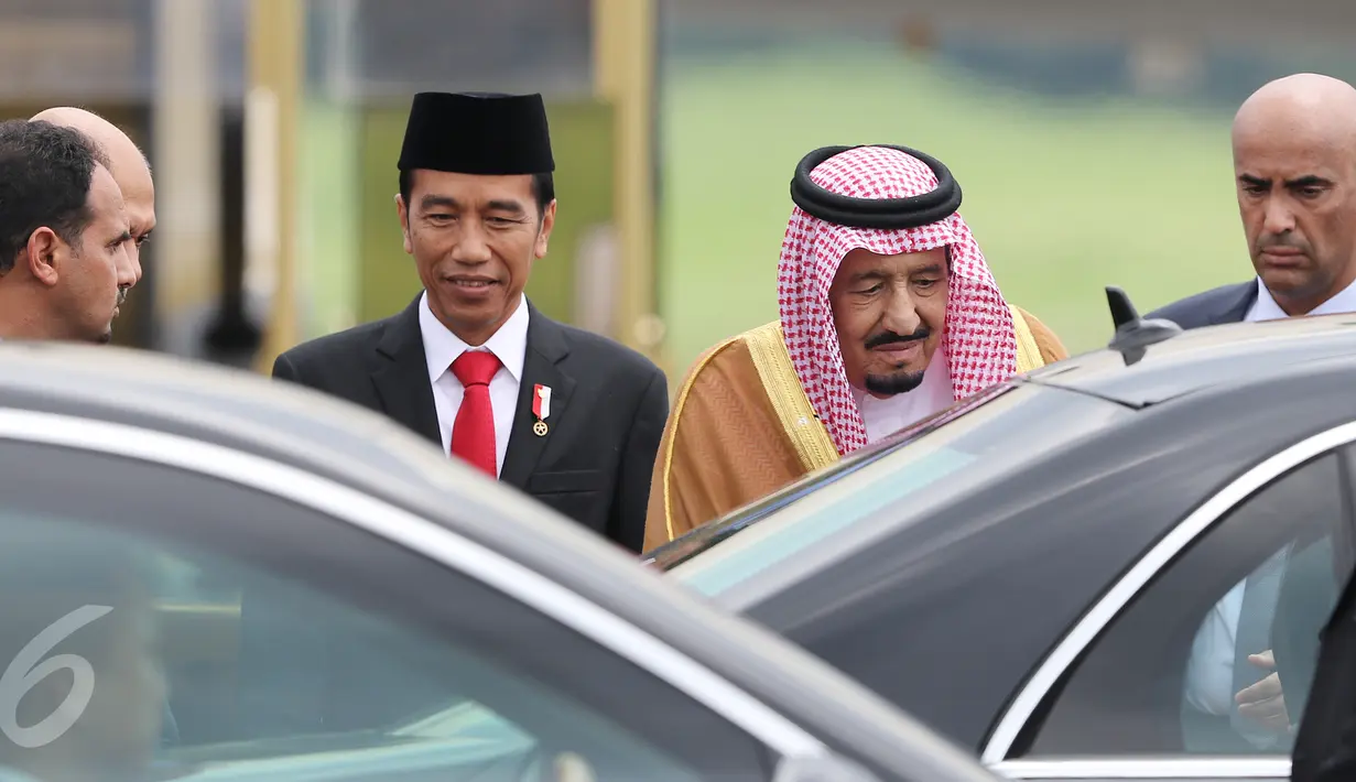 Raja Arab Saudi Salman bin Abdulaziz al-Saud disambut Presiden RI, Joko Widodo (Jokowi) di landasan pacu VVIP Bandara Halim Perdanakusuma, Jakarta, Rabu (1/3). Sejumlah menteri turut mendampingi acara penjemputan Raja Salman. (Liputan6.com/Fery Pradolo)