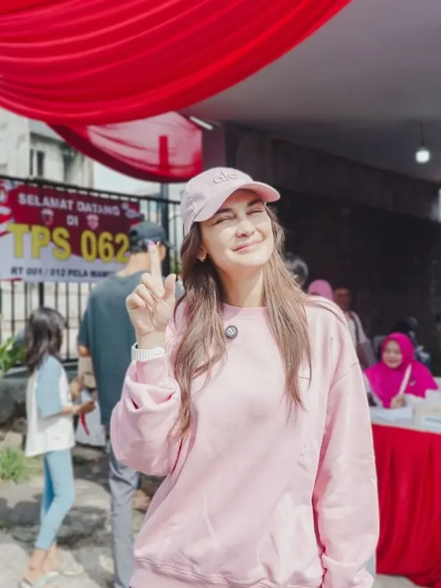 Model Rambut Panjang Bergelombang ala Luna Maya